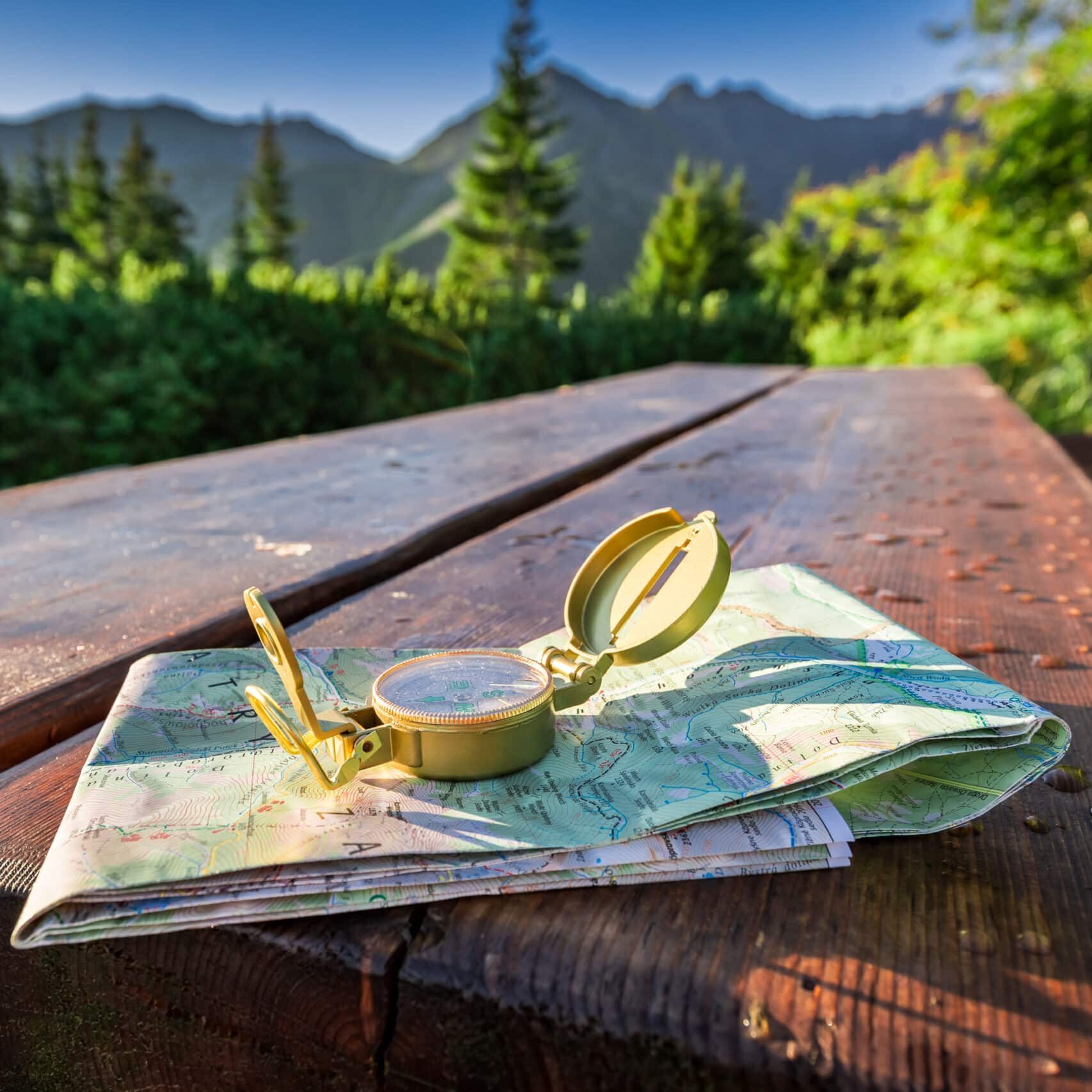 Boussole et carte sur une table