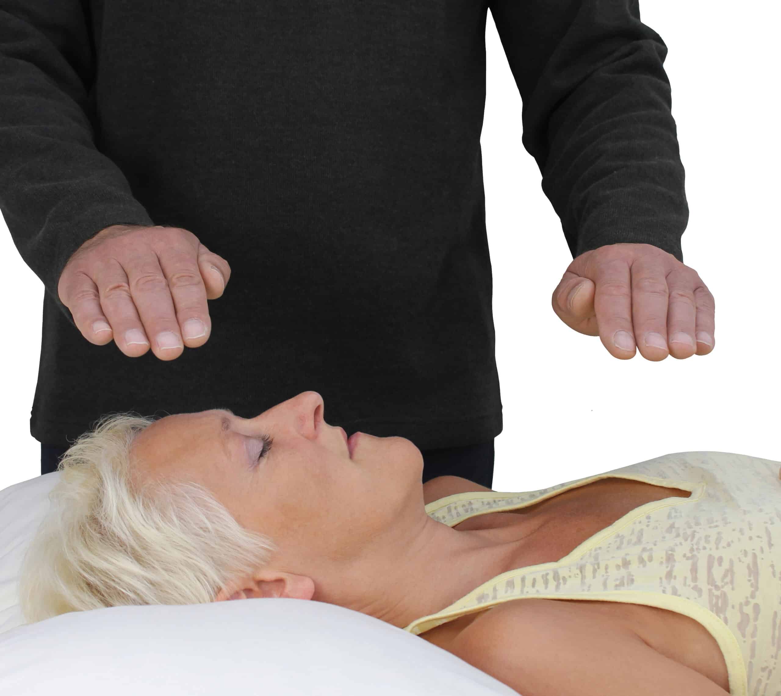 Main au dessus d'un corps pour pratique de Reiki
