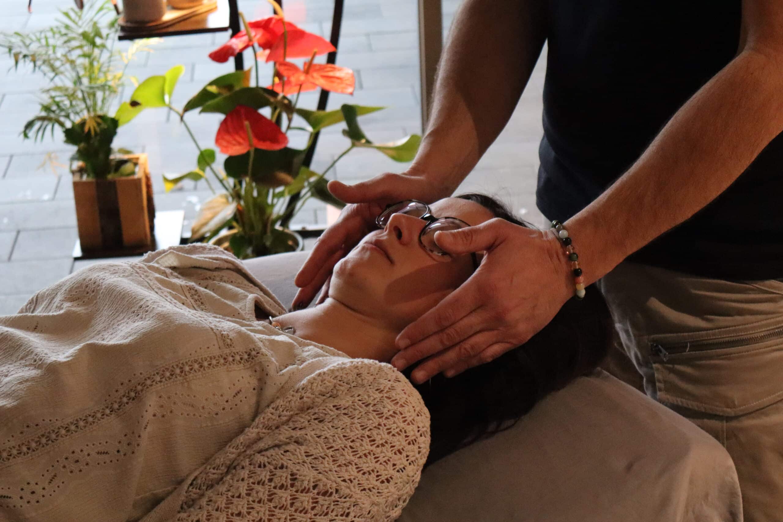 Main pausée sur une patiente